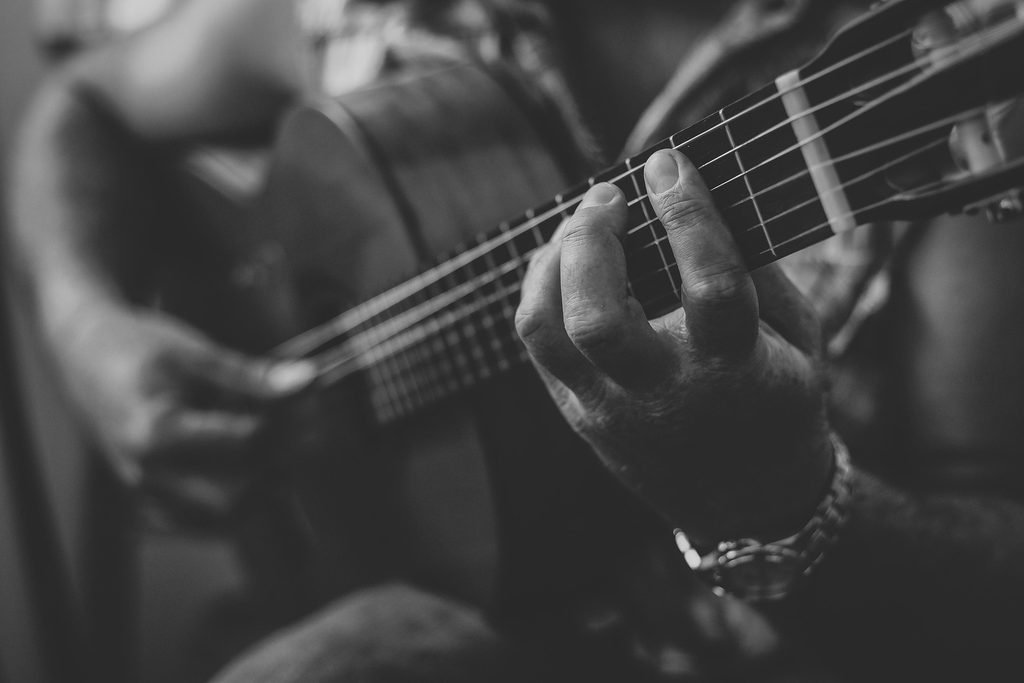 pessoa tocando violão